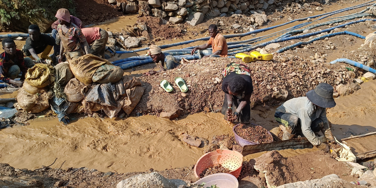Pracownicy wydobywają kobalt w Demokratycznej Republice Konga.