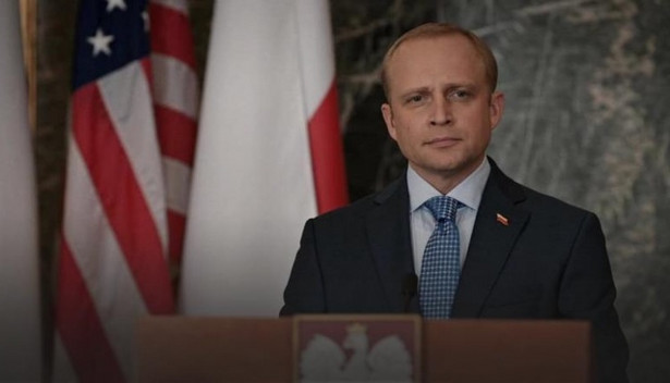 Piotr Adamczyk prezydentem Polski w amerykańskim serialu. Widzowie krytykują