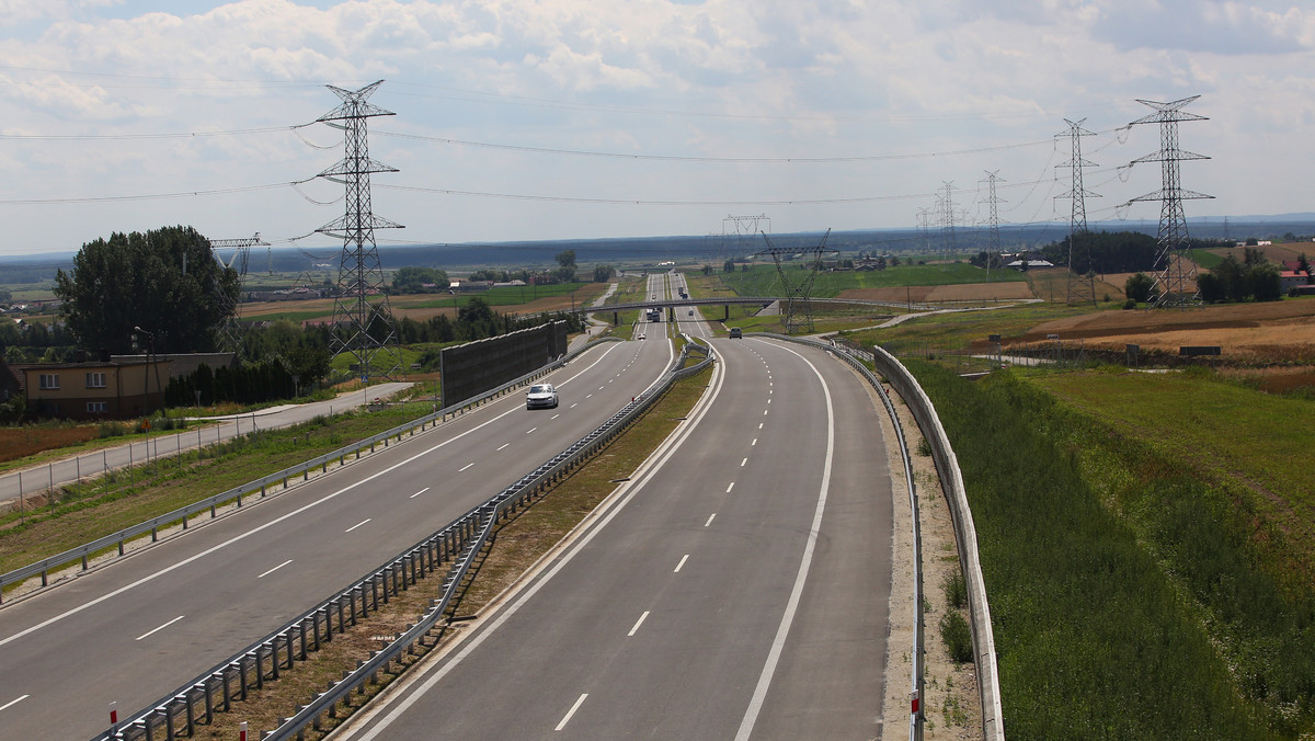 Trzynastokilometrowy odcinek obwodnicy Ostrowa Wielkopolskiego oddano dziś do użytku. Wartość robót budowlanych wyniosła prawie 285 mln zł, trasa jest częścią drogi ekspresowej S11.