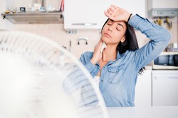 Jak ochłodzić mieszkanie w czasie upałów? Zastosuj ten trik z wentylatorem