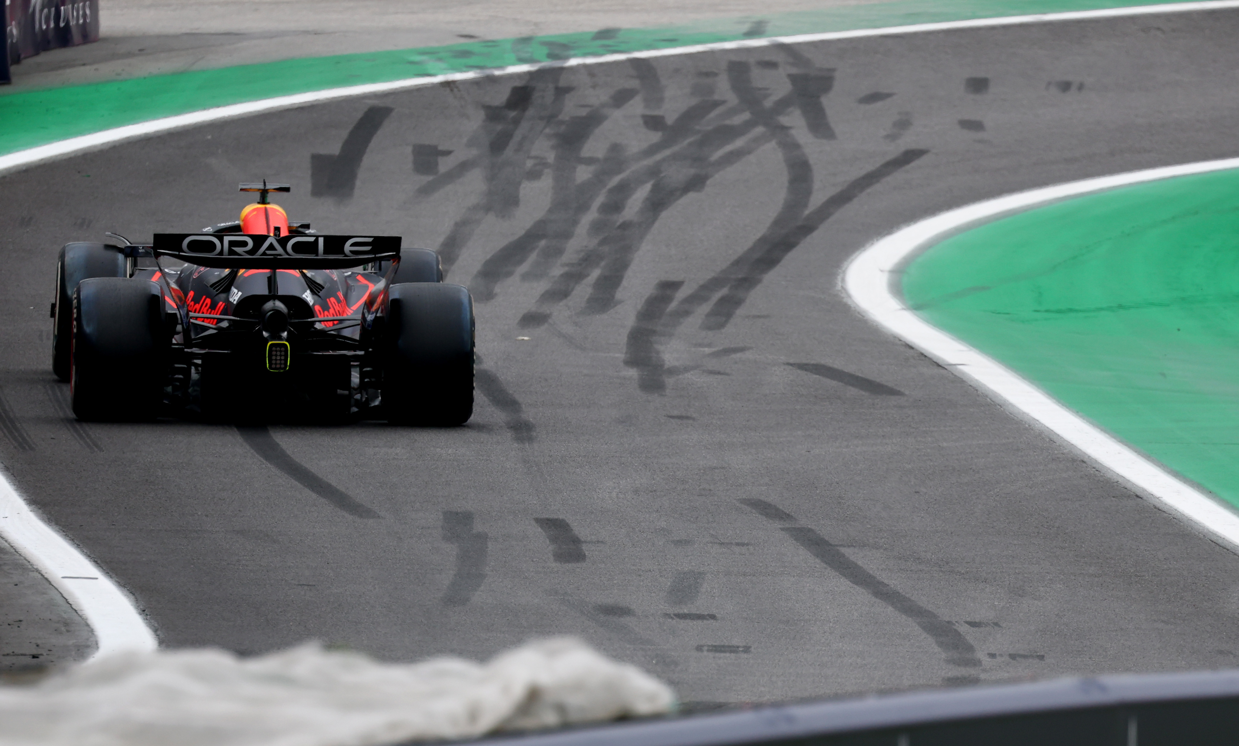 Verstappen dalla pit-lane in Brasile: la penalità della Red Bull complica la corsa mondiale