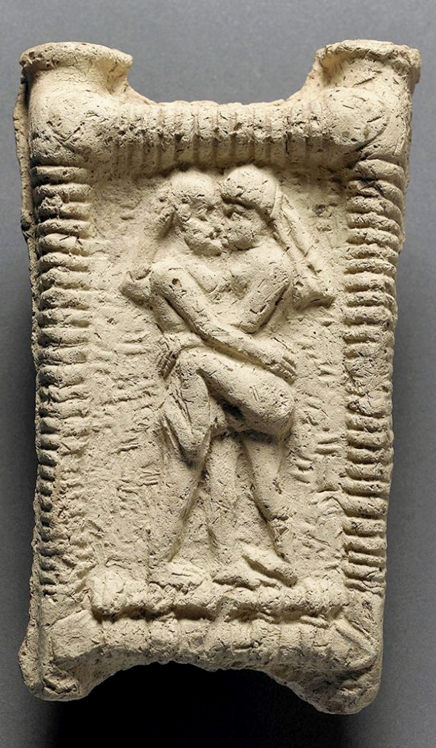 Prvi poljubac zabeležen na glinenoj ploči u Mesopotamiji