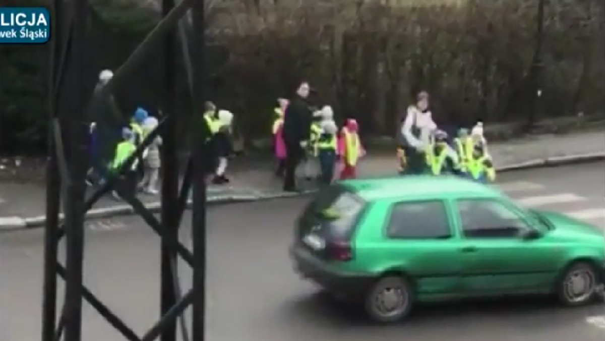 W internecie dostępne jest nagranie, na którym widać niebezpieczny manewr wykonany przez VW Golf. Samochód wjeżdża na przejście dla pieszych, narażając w ten sposób grupkę dzieci. Na szczęście nikomu nic się nie stało.