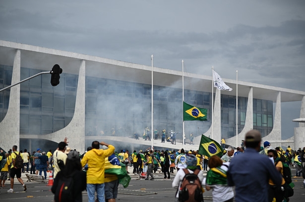 Tłum zwolenników Bolsonaro przedarł się przez kordony sił bezpieczeństwa