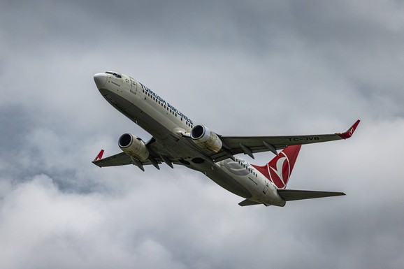 BEZ VAZDUHA OSTALO 165 PUTNIKA, NEKIMA TEKLA KRV IZ NOSA! Nezapamćena drama u avionu, naređeno hitno sletanje: "Flašica s vodom se DEFORMISALA, ljudi su vrištali"