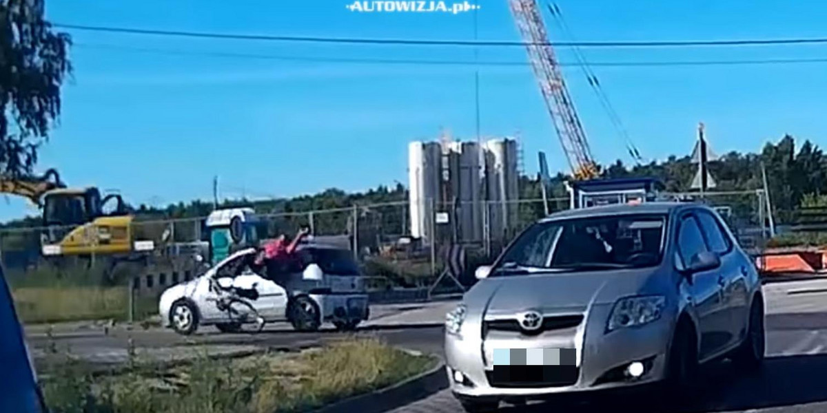 Samochód staranował rowerzystkę. Wstrząsające nagranie