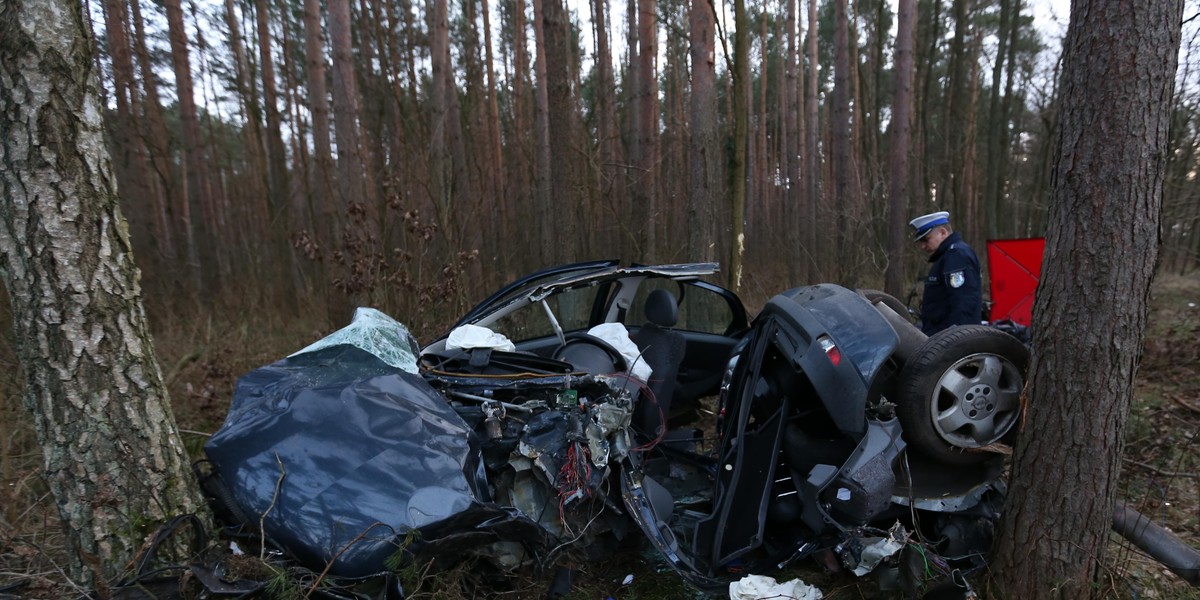 Makabra na drodze. Samochód wypadł z łuku i roztrzaskał się na drzewie 