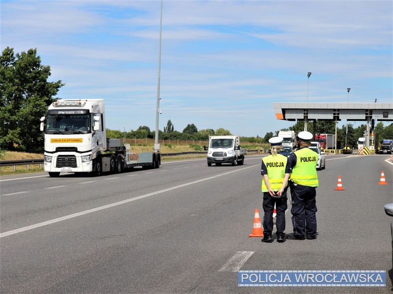 Policjanci z Wrocławia podczas akcji "Dystans" sprawdzali, czy kierowcy stosują się do obowiązku utrzymywania odpowiedniego dystansu od poprzedzającego pojazdu