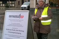 Krystyna Malinowska z transparentem Obywateli RP