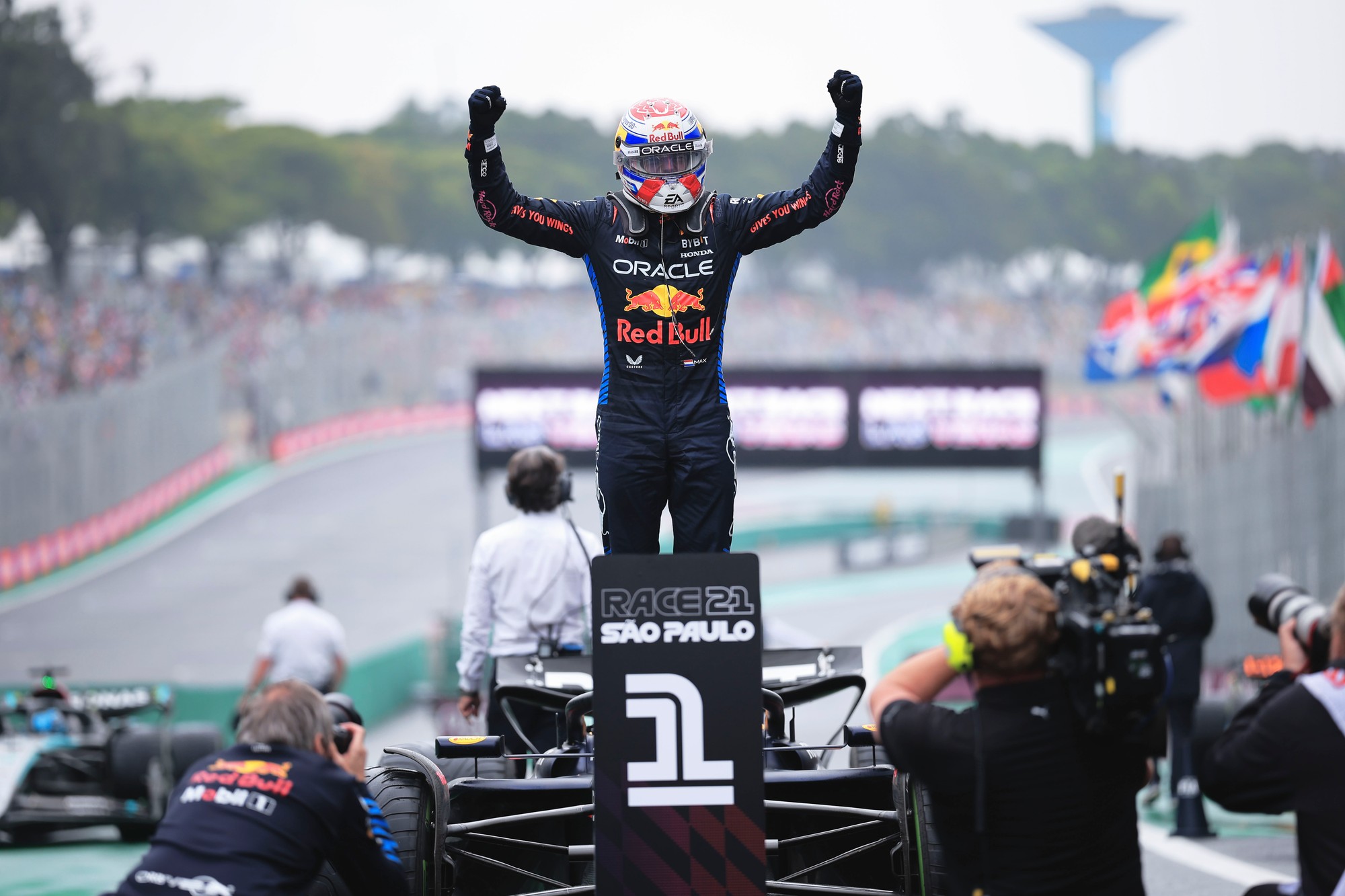 Holandský pretekár Max Verstappen na Red Bulle sa raduje z víťazstva na nedeľnej VC Brazílie.