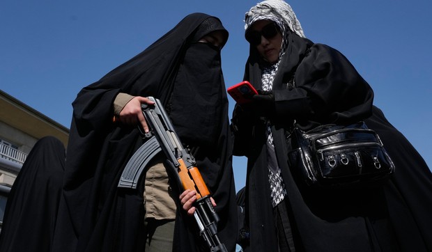 Pripadnica paravojne jedinice Basidž, povezane sa Iranskom revolucionarnom gardom, drži pušku tokom državno organizovanog skupa podrške vrhovnom vođi u Teheranu