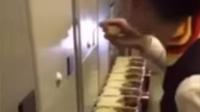 Zobacz, co stewardessa robi z jedzeniem w samolocie