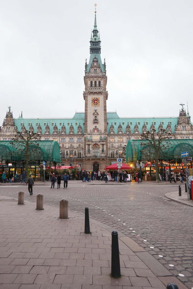 Wbudowany zoom ma dość szeroki kąt. To zaleta przy zdjęciach w ciasnych uliczkach i przy większych obiektach architektonicznych.