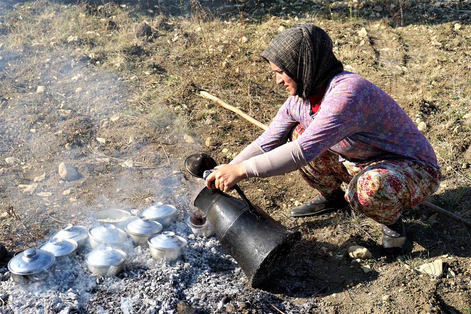 Przygotowanie posiłku dla pracujących przy zbiorach - Akkızhan Farm Gömeç