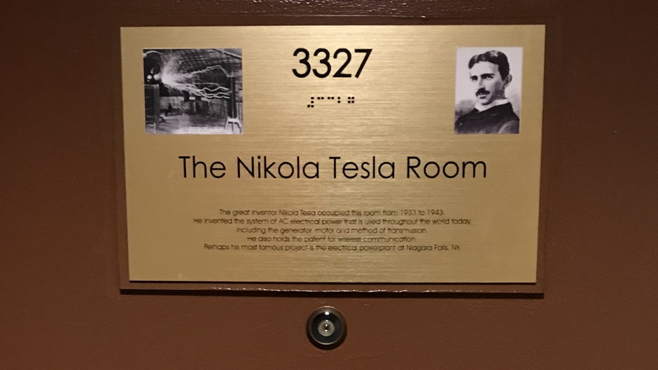 Tabliczka na drzwiach pokoju 3327 w hotelu New Yorker, w którym zmarł Tesla