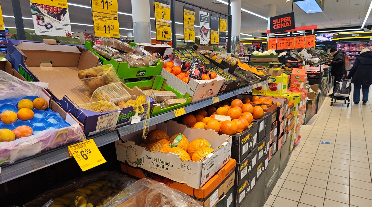Dyskonty obiecały, że "wzięły na siebie VAT". Ceny i tak wzrosły