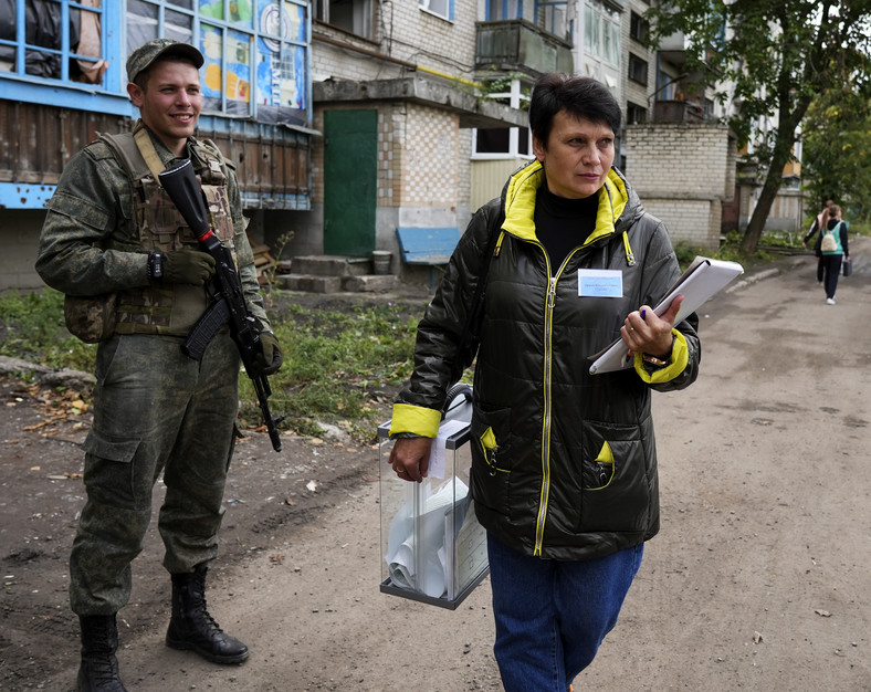 Przenośna urna podczas pseudorefendum w okupowanej części Ukrainy