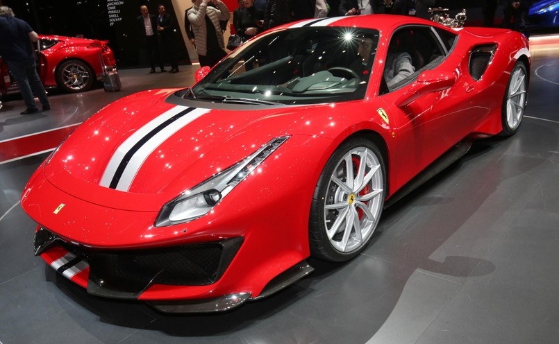 Ferrari 488 Pista. Silnik oferuje 185 KM z litra pojemności, sprint od 0 do 200 km/h trwa 7,6 sekundy