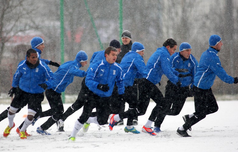 Pogoda nie rozpieszcza piłkarzy. Lech Poznań trenuje na śniegu