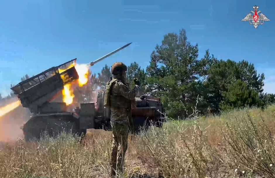 Ruska vojska puca na ukrajinske položaje na nepoznatoj lokaciji u Ukrajini 23. jula