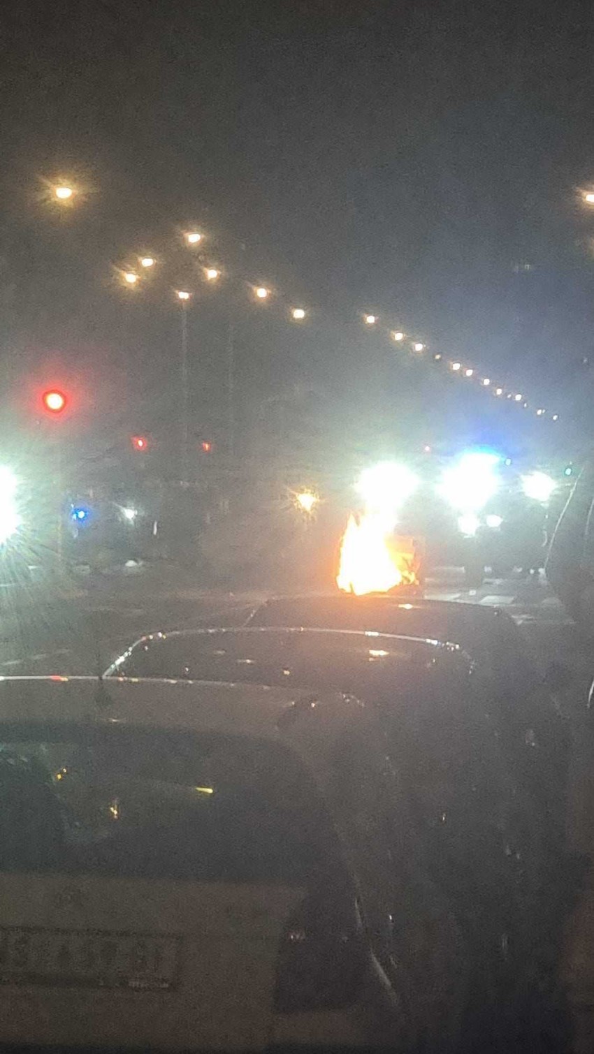 Vozilo marice gura zapaljen kontejner