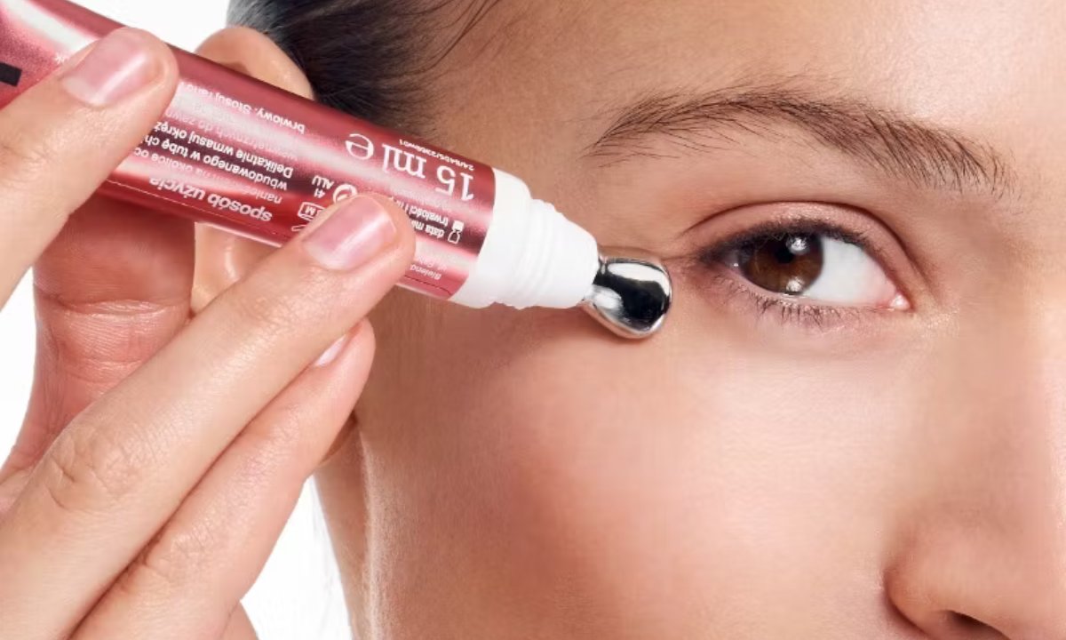 Ten krem z chłodzącym aplikatorem to pogromca doliny łez! Koniec sińców i opuchlizny