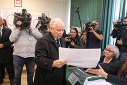 Jarosław Kaczyński podczas głosowania w wyborach samorządowych