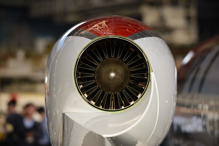 Najbardziej interesującym rozwiązaniem konstrukcyjnym inżynierów Hondy jest umieszczenie silników samolotu nad skrzydłami samolotu, a nie pod nimi. Dzięki temu w kabinie maszyny panuje mniejszy hałas i jest w niej zdecydowanie więcej miejsca.