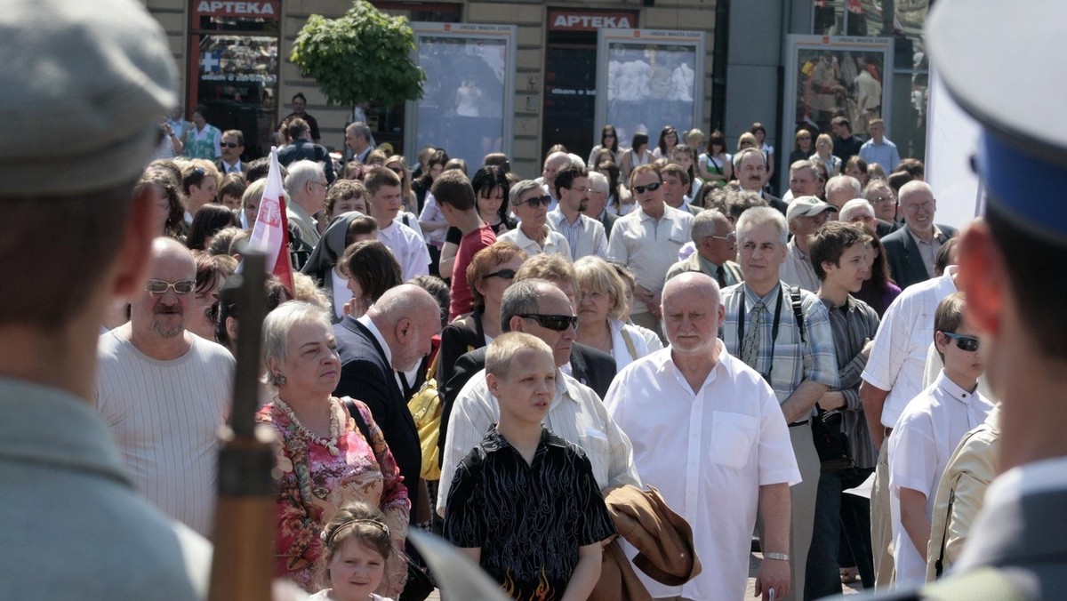 "Polska Dziennik Łódzki": Władze Bełchatowa i Zgierza chcą w oryginalny sposób uczcić rocznicę odzyskania niepodległości. W centralnych punktach tych miast zorganizowane będą w tym roku akcje wspólnego śpiewania pieśni patriotycznych.