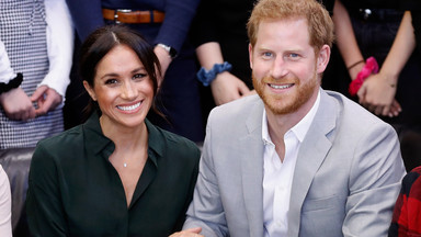 Meghan i Harry chcą adoptować dziecko na przekór królowej. "Są uparci"