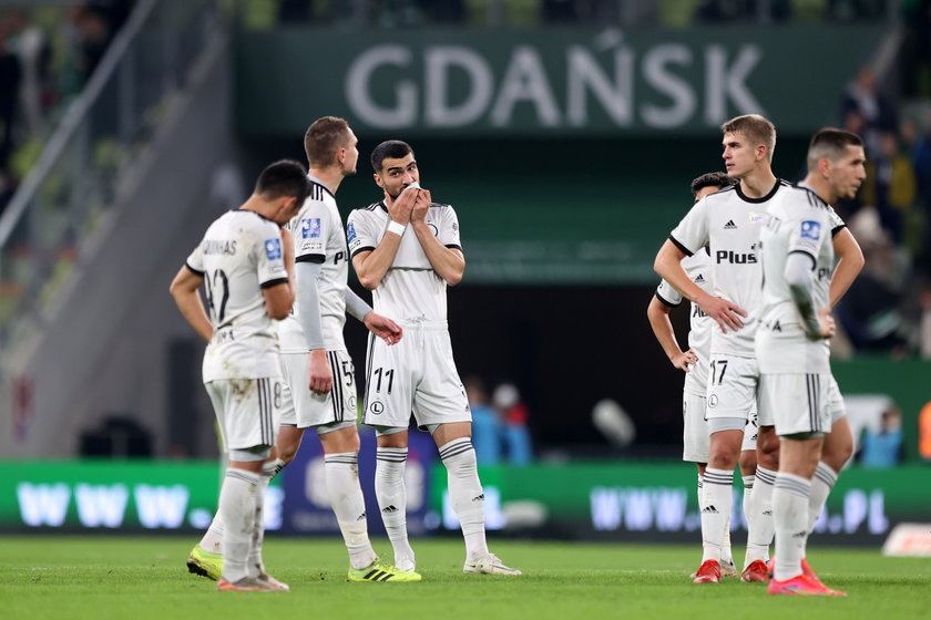 Legia zajmuje obecnie 15. pozycję w ekstraklasie, ale trzeba pamiętać, że ma dwa zaległe mecze. Nawet gdyby oba wygrała, byłaby w najlepszym przypadku szósta.