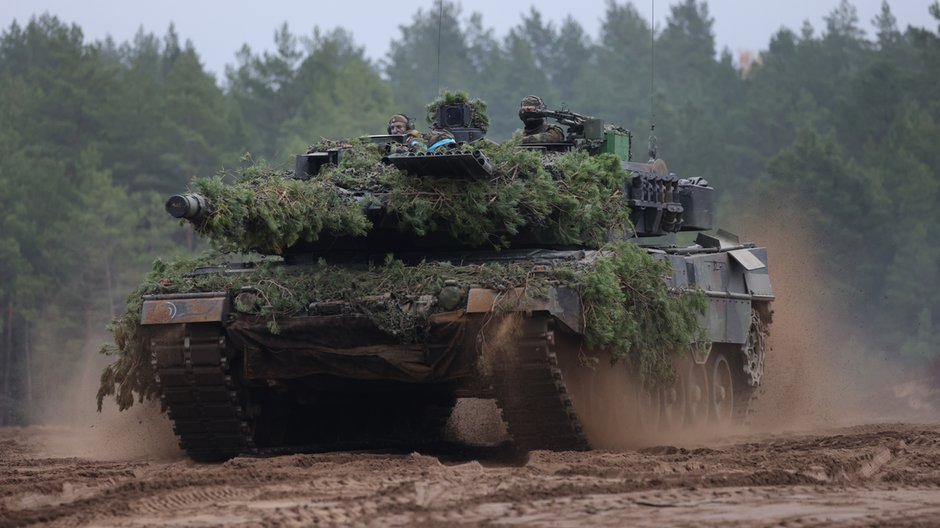 Czołg Leopard 2A6 biorący udział w ćwiczeniach wojskowych NATO Iron Wolf w Litwie, 26 października 2022 r.