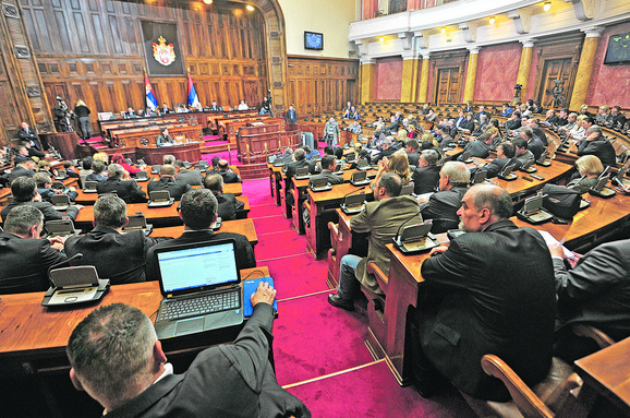 Na zasedanjima ni reči o izmeni zakona: Narodna skupština 