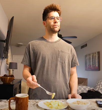 Lucas musel všetko robiť v stoji.