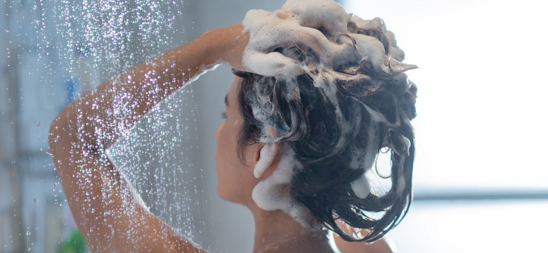 Czy szampon musi się pienić, aby był skuteczny? Ekspertki rozwiewają wątpliwości