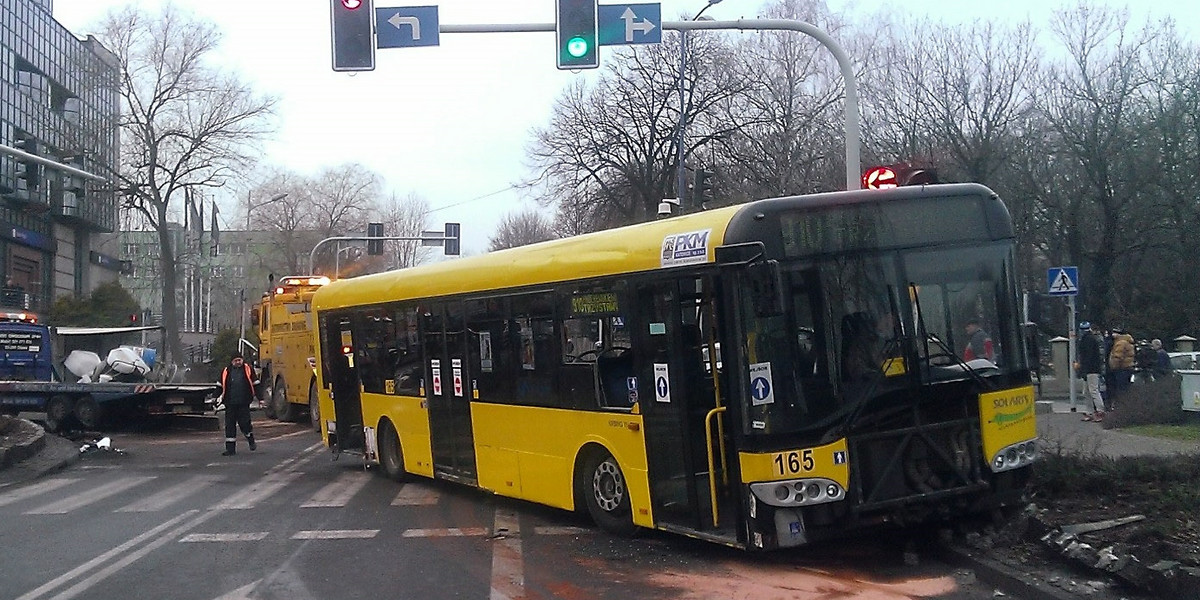 Zderzenie autobusu z ciężarówką w Katowicach