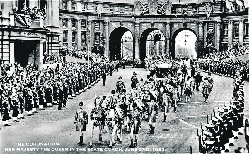 Elizabeta je bila stidljiva pred kamerama i nije htela snimanje krunisanja, ali je kraljevska komisija predvođena njenim suprugom Filipom za to ipak glasala