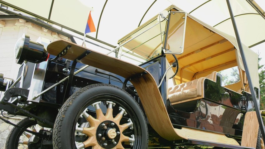 Radoslav Matović sa replikom prvog automobila koji je uvezen u Srbiju