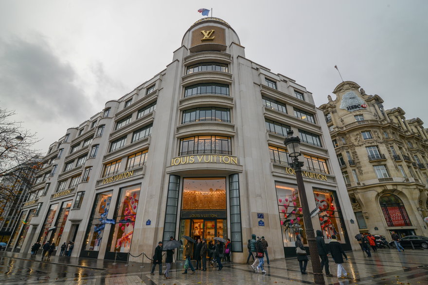 Louis Vuitton przy Avenue des Champs-Élysées w Paryżu