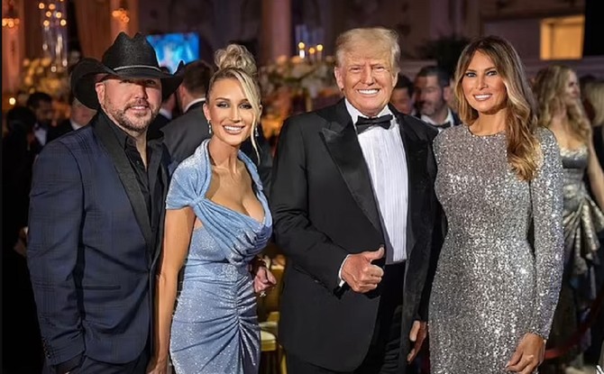 Donald Tramp oko sebe okuplja glamurozne žene koje imaju važnu zajedničku crtu