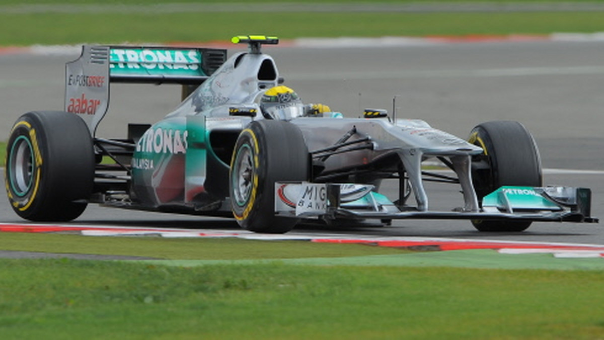 Nico Rosberg i Vitantonio Liuzzi otrzymali zgodę na start w niedzielnym Grand Prix Japonii. Obaj zawodnicy z powodu problemów technicznych nie zdołali w czasie sobotnich kwalifikacji zaliczyć żadnego czasu okrążenia.