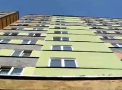 Wyskoczyła z niemowlęciem z 10. piętra