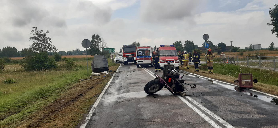 W Dołhobrodach w pow. włodawskim na skrzyżowaniu zderzył się ciągnik rolniczy z samochodem osobowym