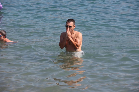 OVI FOLKERI SU OD JEDNE PESME ZGRNULI MILIONE Sagradili vile i obezbedili porodice: "Časno sam sve zaradio"