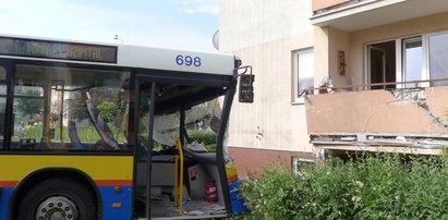 Autobus wjechał w blok! ZDJĘCIA