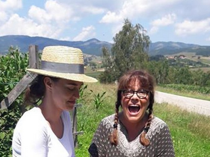 Vesna sa ćerkom u malinama