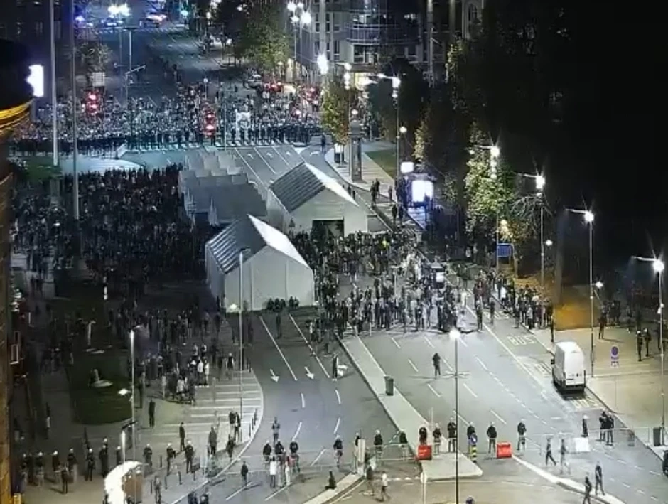 Okupljanje ispred Skupštine