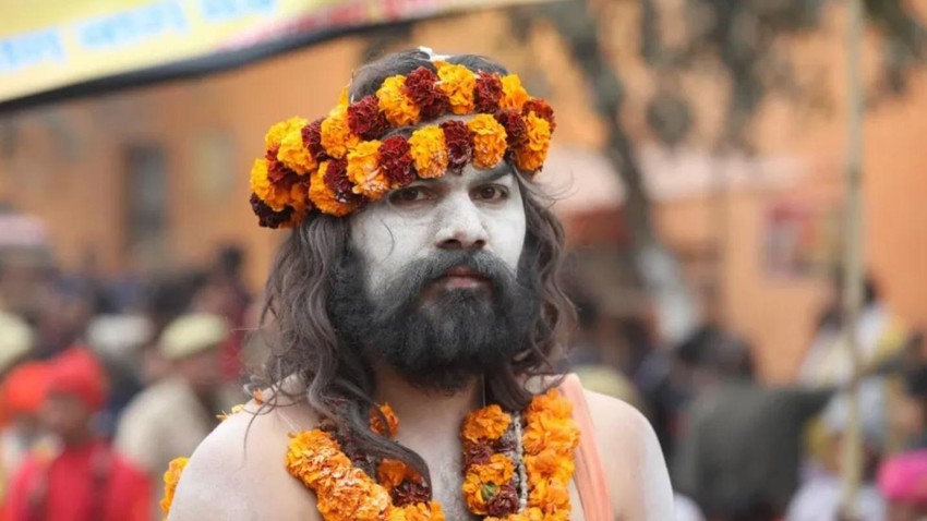 Na glavi i oko vrata nose vence napravljene od cveća | Foto: Ankit Srinivas