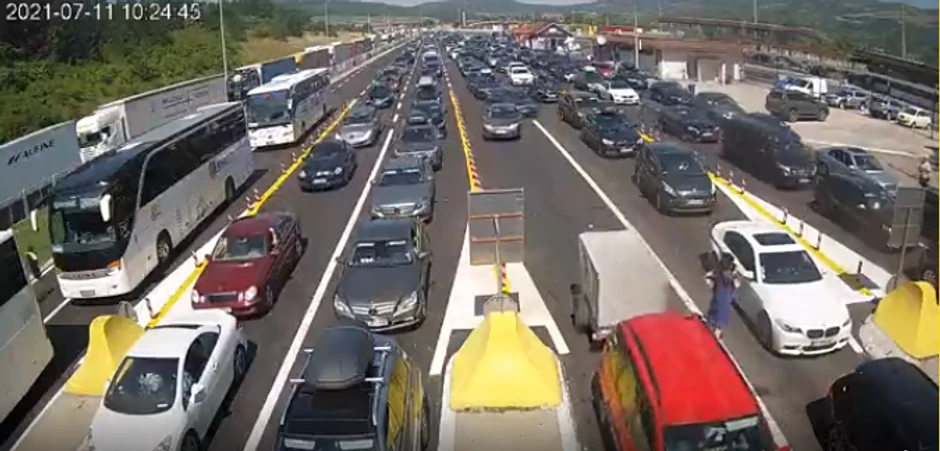 Dugačke kolone vozila beleže se i na izlazu iz Srbije na graničnom prelazu Gradina