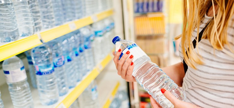 Od 1 października 2025 r. Polacy będą płacić 50 groszy za butelkę plastikową i puszkę. Czym jest system kaucyjny i kogo będzie dotyczył?